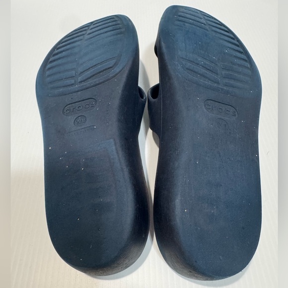 CROCS Women's Navy and Lavender Sandals, size 8W, pre-owned - Picture 3 of 5